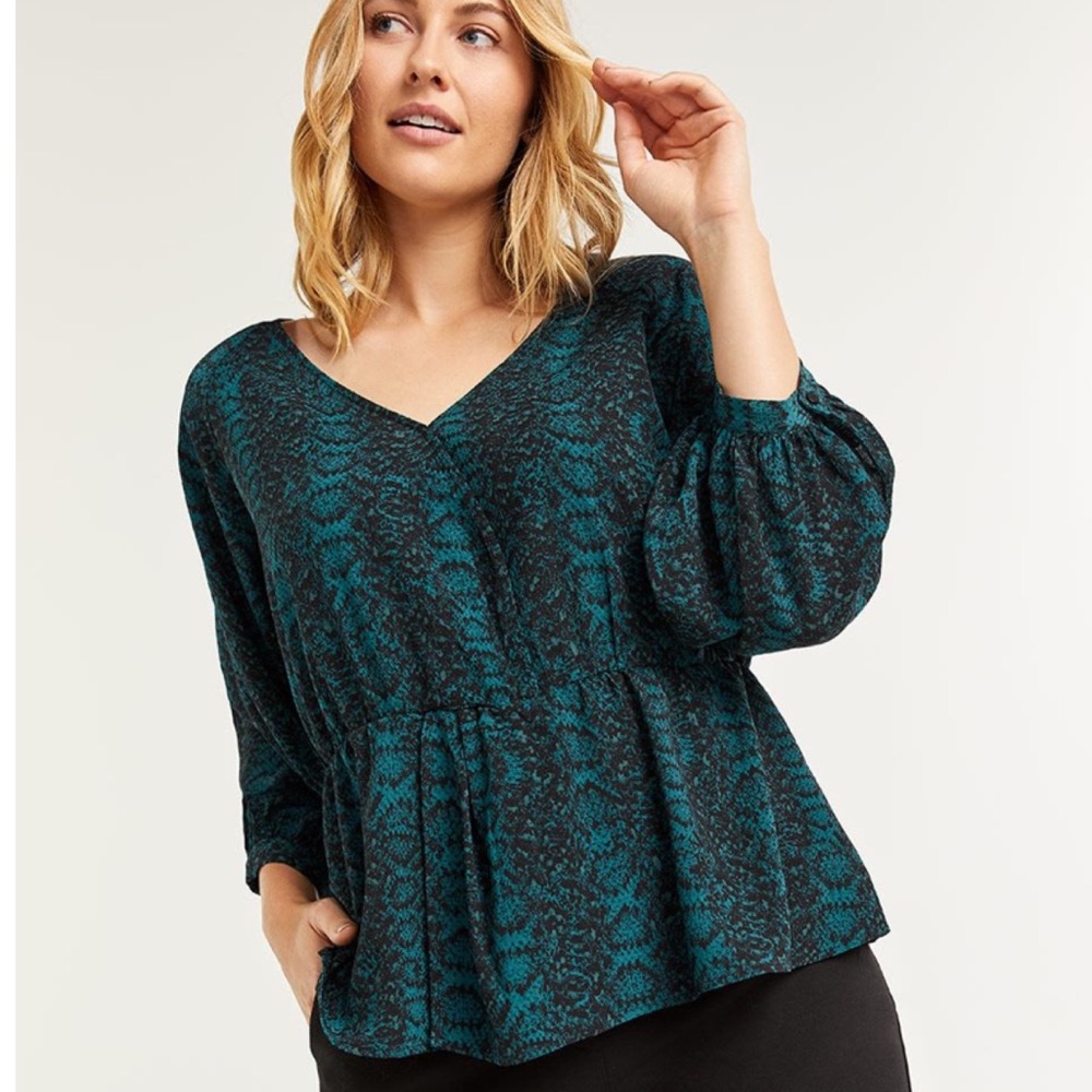 Reitmans green and black top